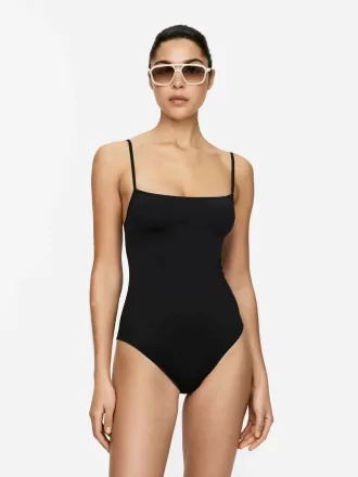 Bañador con cuello cuadrado