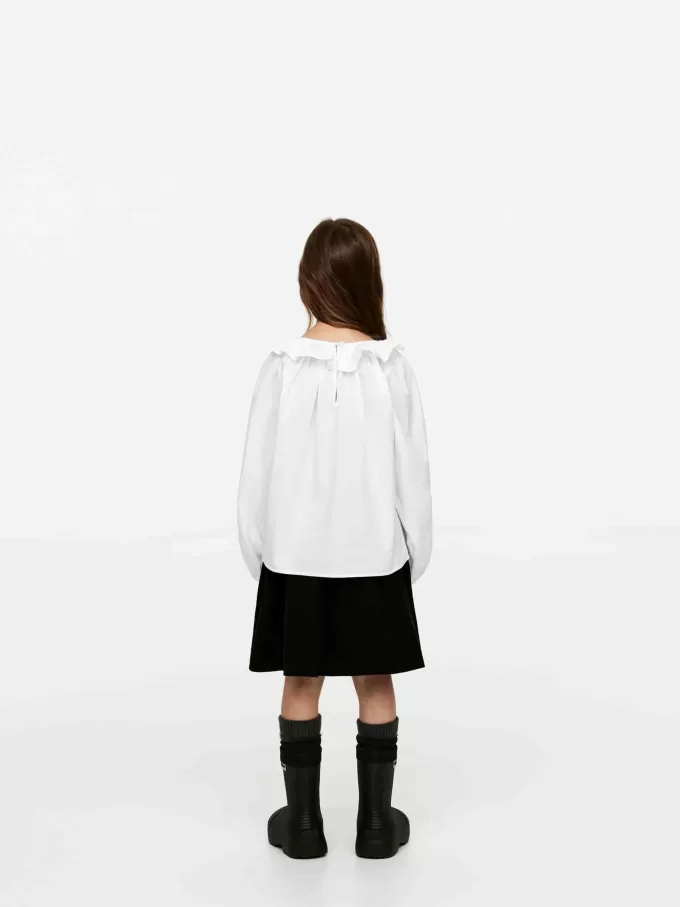 Blusa con cuello con volantes Blusa con cuello con volantes