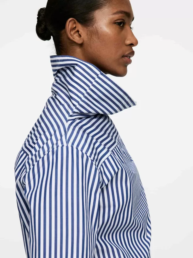 Blusa con cuello doblado Blusa con cuello doblado