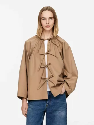 Blusa con lazo al frente