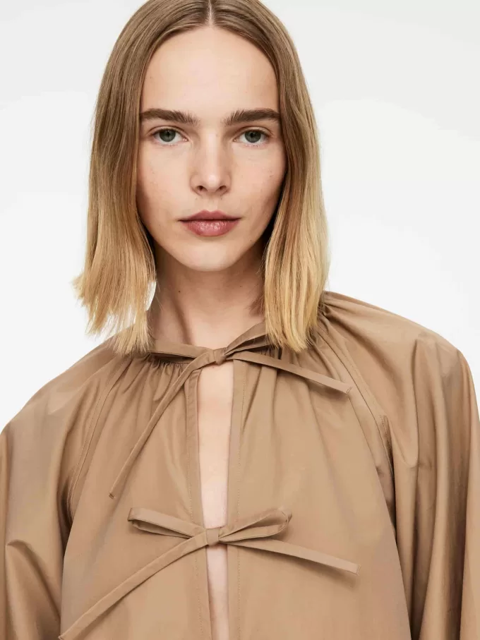 Blusa con lazo al frente Blusa con lazo al frente