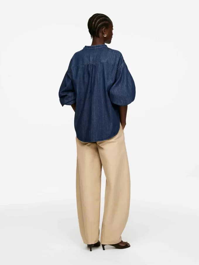 Blusa vaquera con mangas voluminosas Blusa vaquera con mangas voluminosas