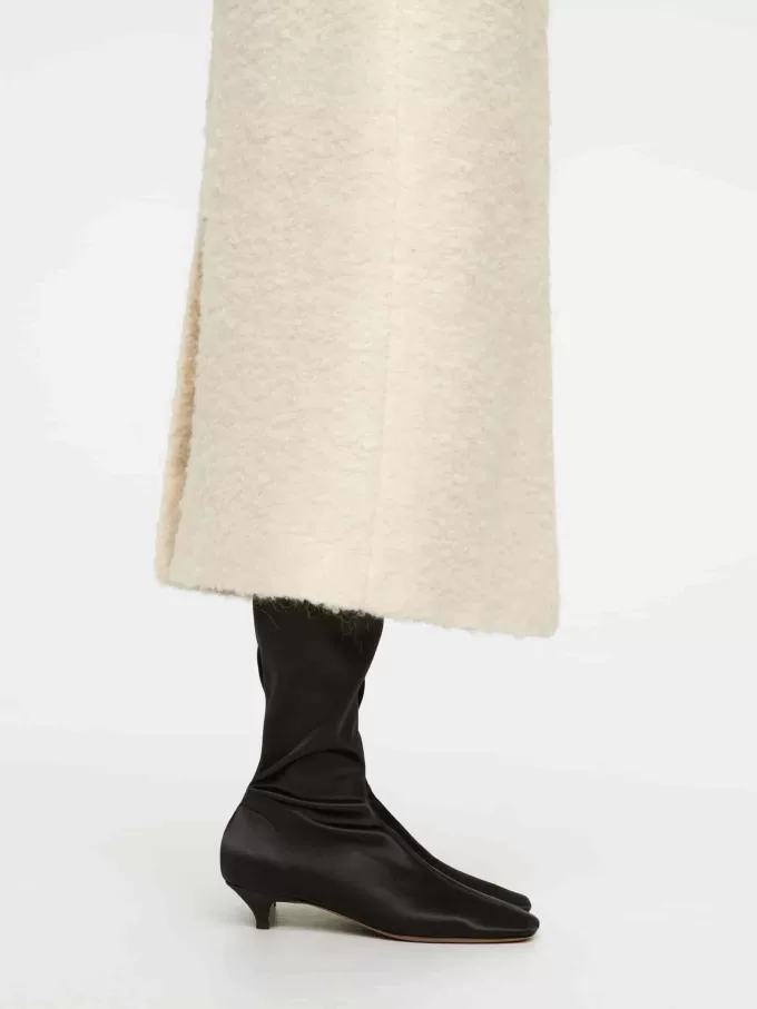 Botas de satén por encima de la rodilla