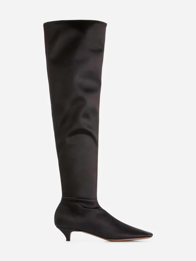 Botas de satén por encima de la rodilla