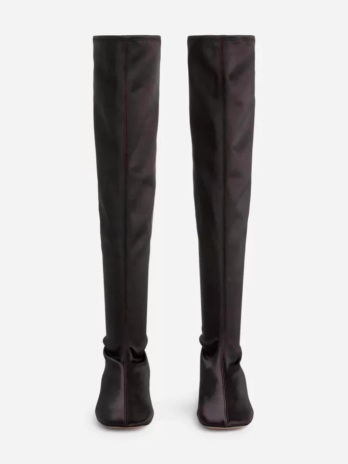 Botas de satén por encima de la rodilla