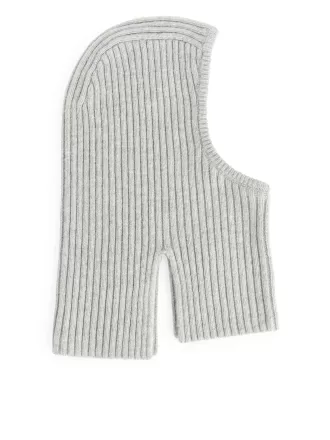 Capucha de lana ajustada