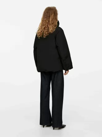 Chaqueta de plumón reciclado con cuello alto