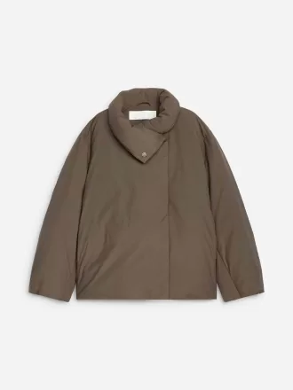 Chaqueta de plumón reciclado con cuello alto