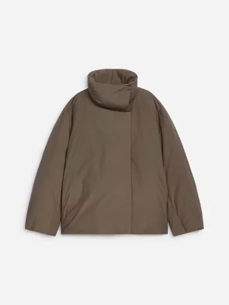 Chaqueta de plumón reciclado con cuello alto