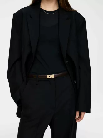 Cinturón de piel con hebilla