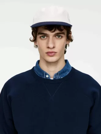 Gorra de color en contraste