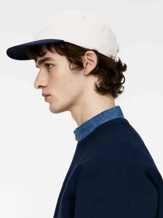 Gorra de color en contraste