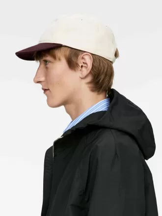 Gorra de color en contraste