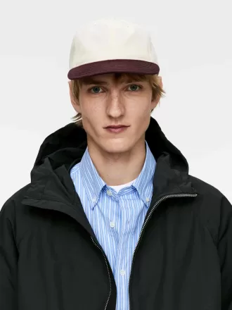 Gorra de color en contraste