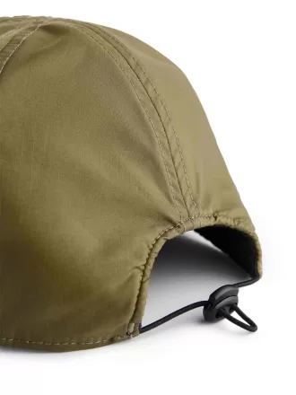 Gorra de nailon reversible.