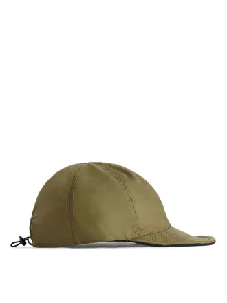 Gorra de nailon reversible.