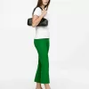 Pantalones cropped con raya delantera Pantalones cropped con raya delantera