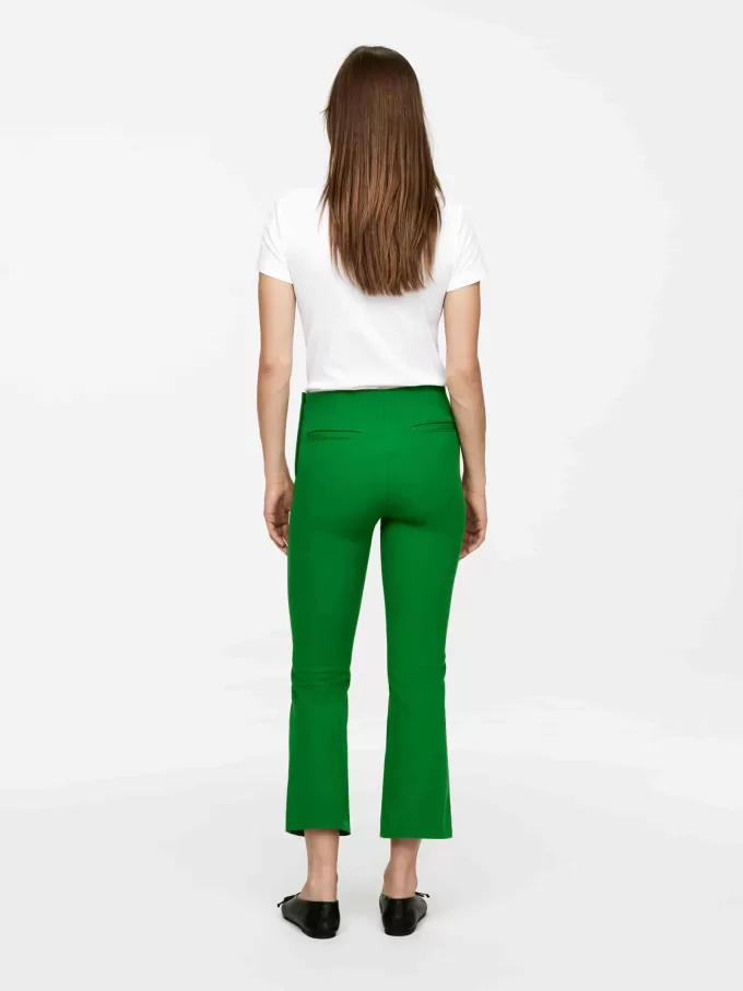 Pantalones cropped con raya delantera Pantalones cropped con raya delantera