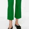 Pantalones cropped con raya delantera Pantalones cropped con raya delantera