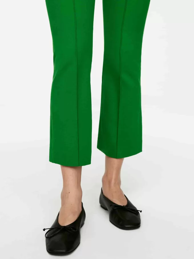 Pantalones cropped con raya delantera Pantalones cropped con raya delantera