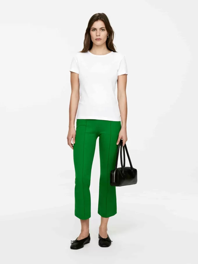 Pantalones cropped con raya delantera Pantalones cropped con raya delantera