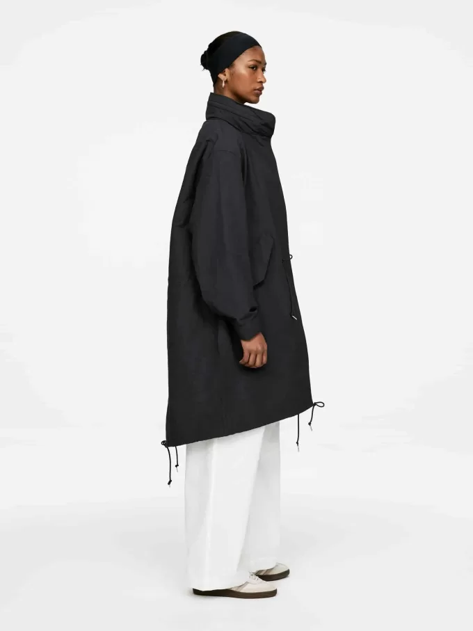 Parka de nailon con cola de pez Parka de nailon con cola de pez