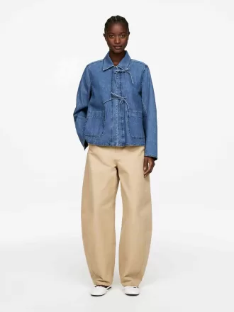 Sobrecamisa vaquera con banda anudada Sobrecamisa vaquera con banda anudada