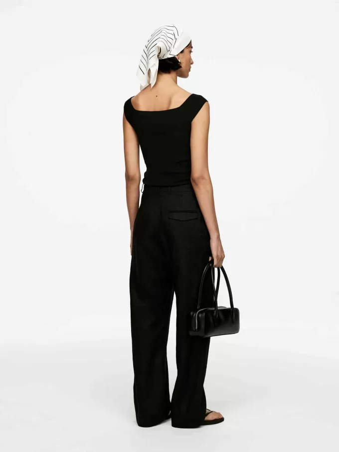 Top de punto con hombros descubiertos