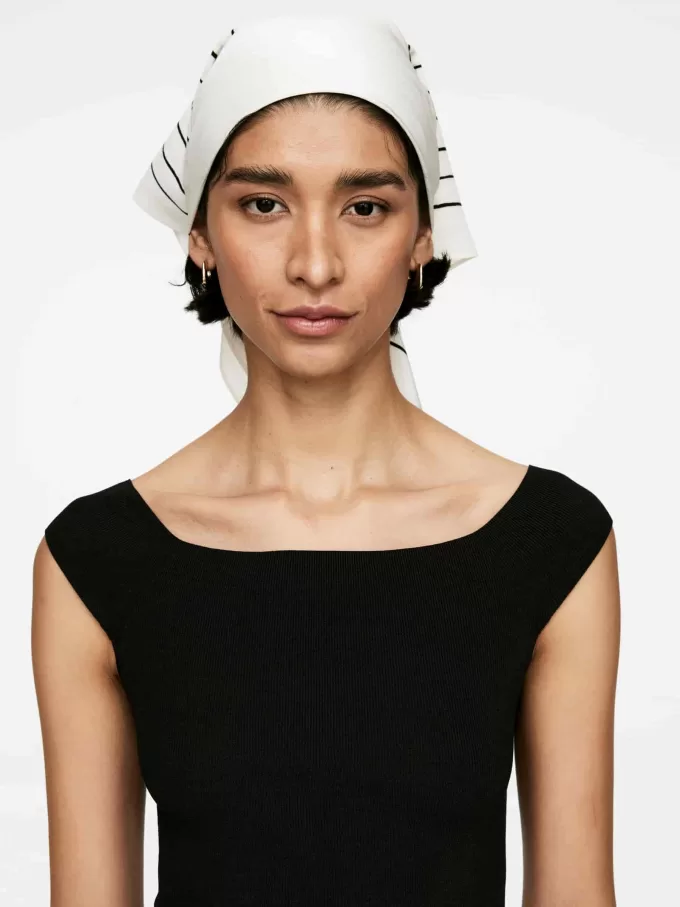 Top de punto con hombros descubiertos