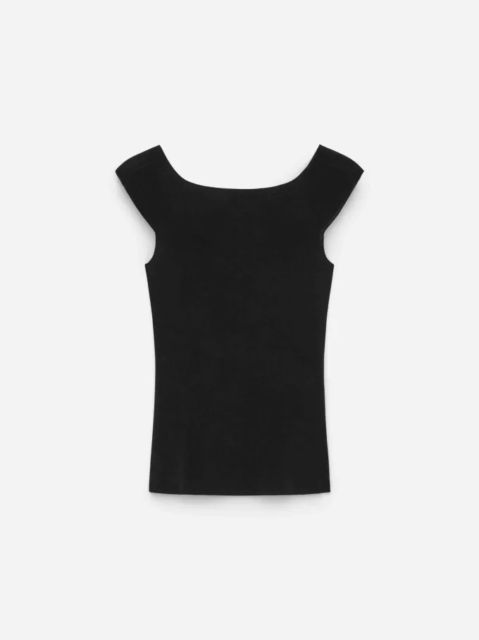 Top de punto con hombros descubiertos