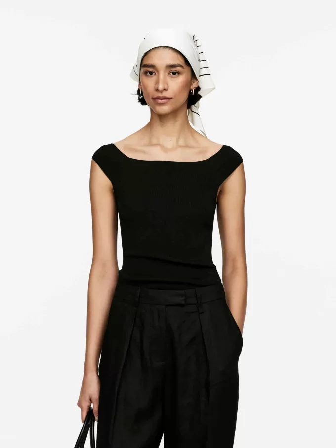 Top de punto con hombros descubiertos