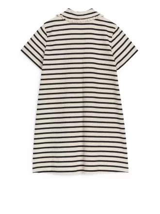 Vestido con cuello con volantes