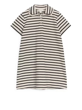 Vestido con cuello con volantes