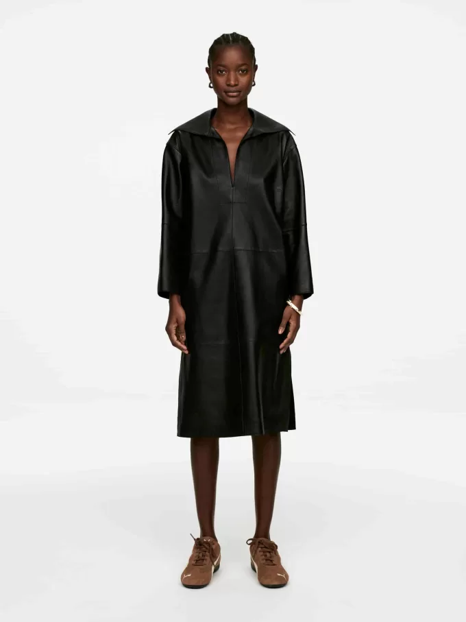 Vestido de cuero con cuello abierto Vestido de cuero con cuello abierto