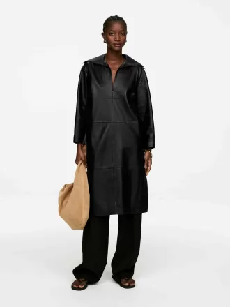 Vestido de cuero con cuello abierto