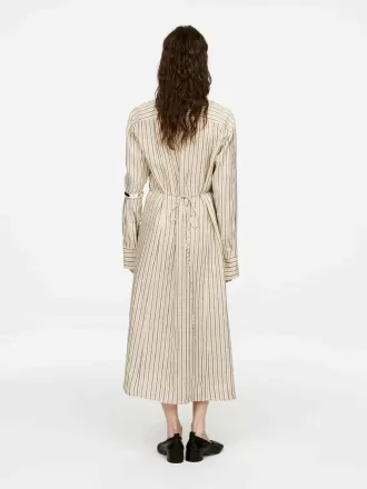 Vestido de lino con detalle cruzado