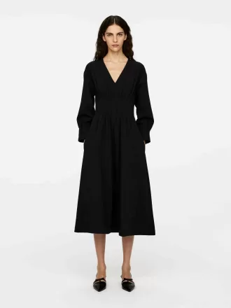 Vestido plisado con cuello en V