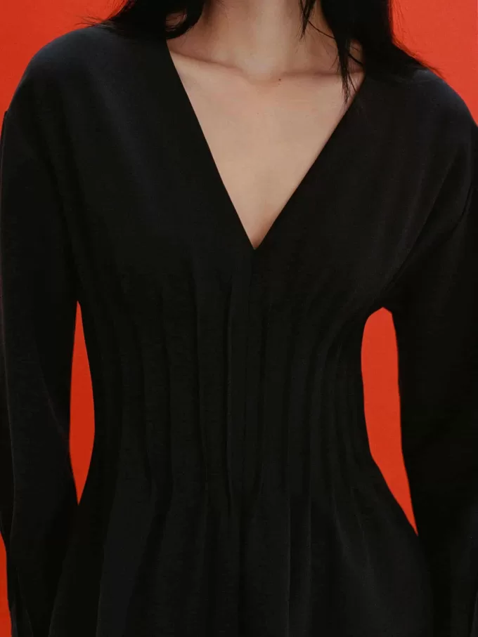 Vestido plisado con cuello en V Vestido plisado con cuello en V
