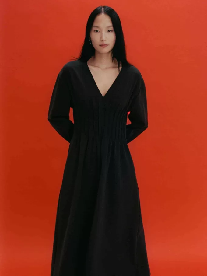 Vestido plisado con cuello en V Vestido plisado con cuello en V